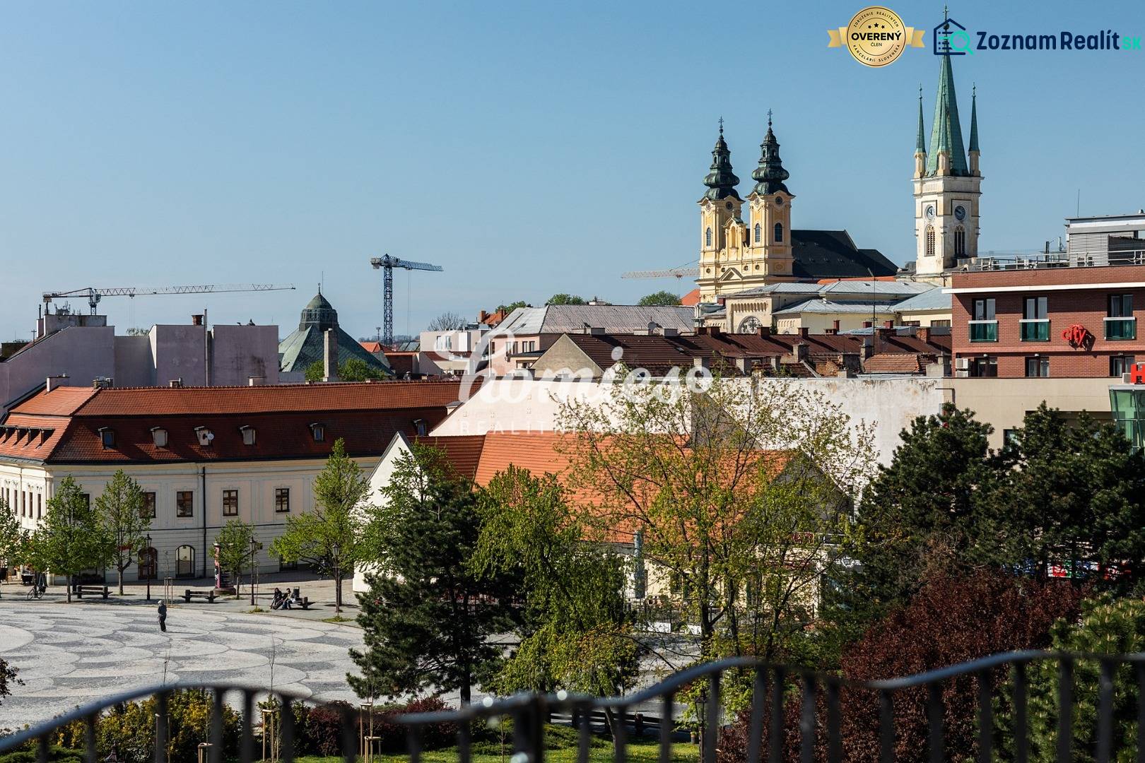 Nyitra történelmi központja a katedrálissal és darukkal, alkalmas 3 szobás lakás számára.