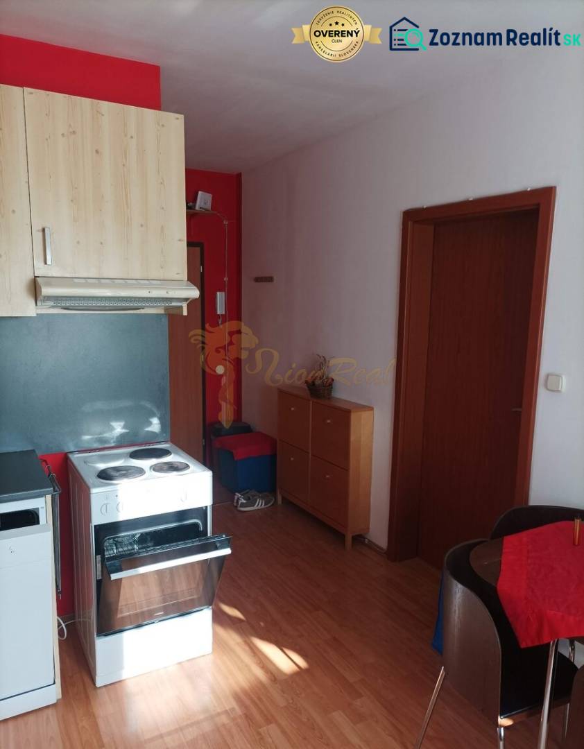 Konyha egy egyszobás lakásban, fa dekor padlóval.