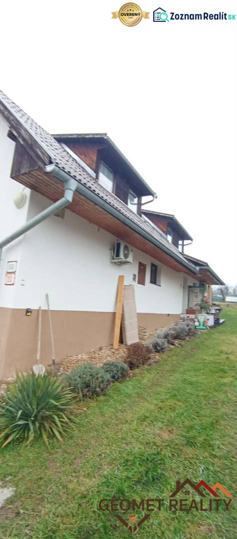 Családi ház a Divín-i Temető utcában, rendezett kerttel és tetőtérrel.