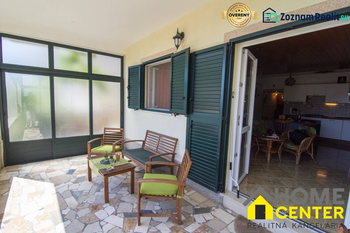 Čiovo rekreációs apartman terasza kényelmes ülőhelyekkel és kilátással a belső térre.