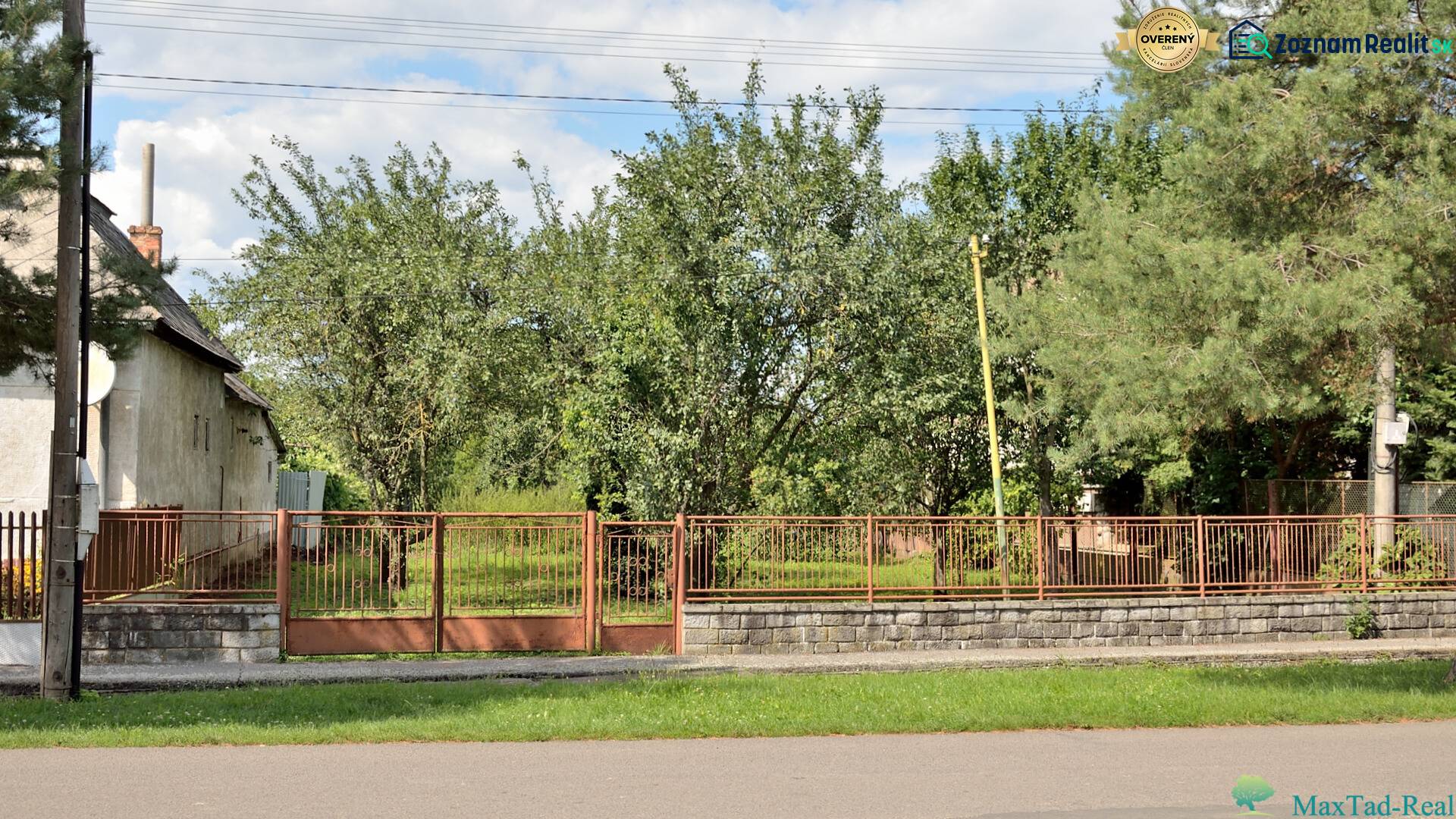 Családi ház fákkal és fűvel körülvéve Lastomírban, telkek - lakóövezet.