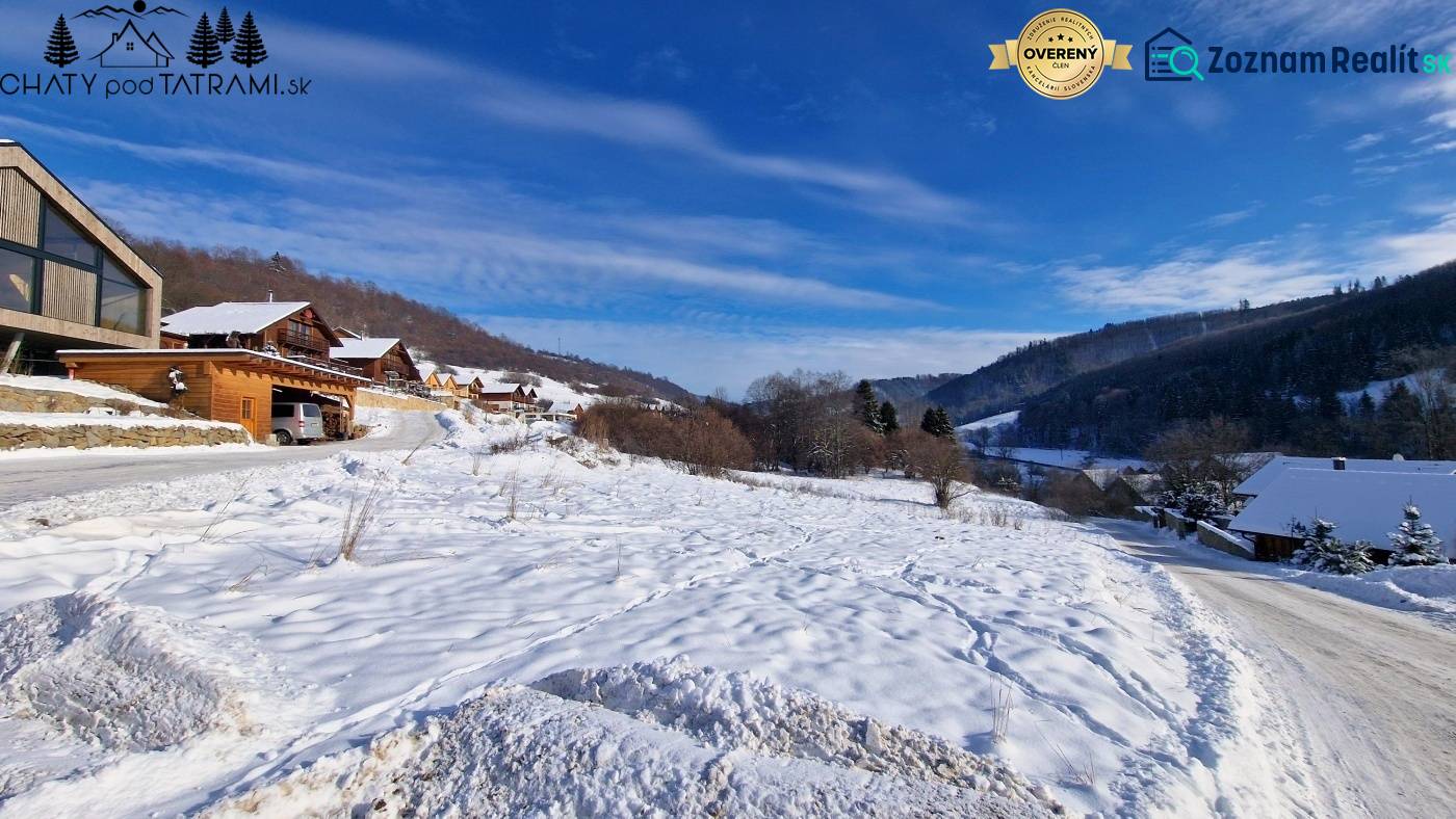 Havas táj a Fongrube üdülőterületen, Mýto pod Ďumbieromban, faházakkal.