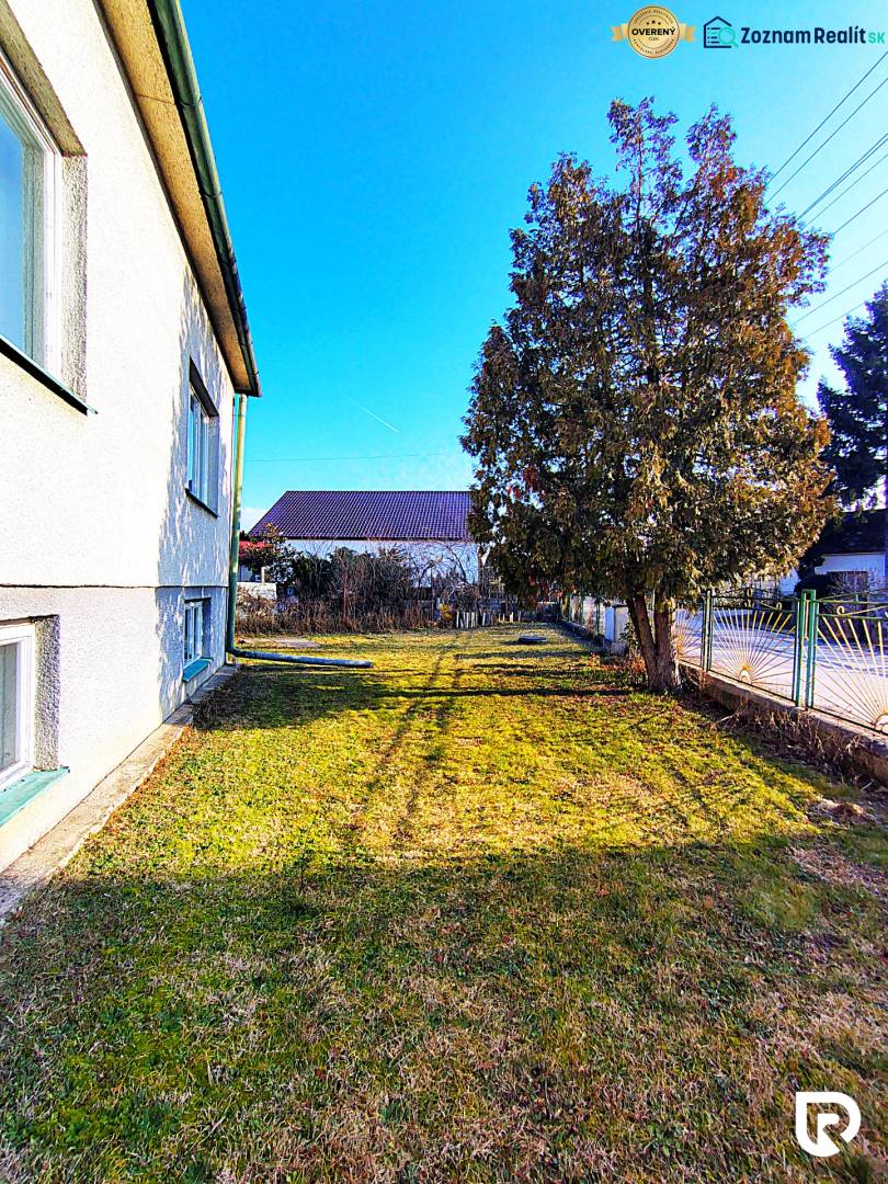 Családi ház a Borsky Mikuláš Sadová utcáján, tágas kerttel és fákkal.