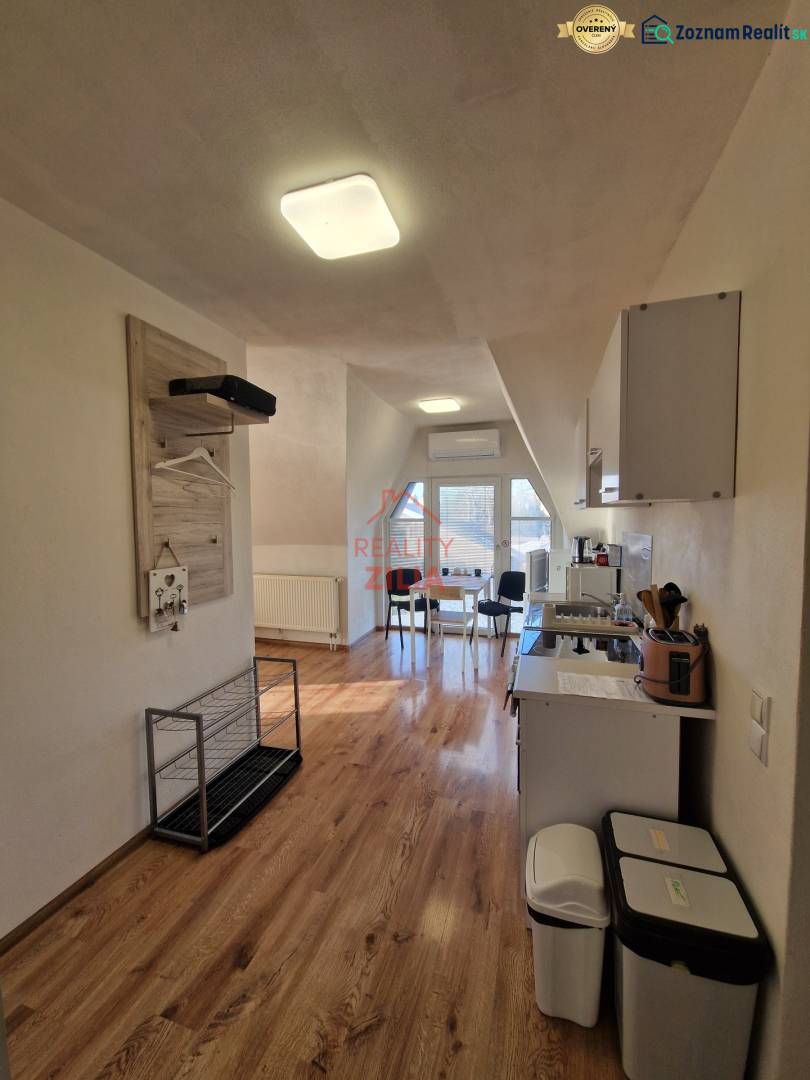 Családi ház belső tere konyhával és étkező sarokkal, fa dekorációjú padlóval.