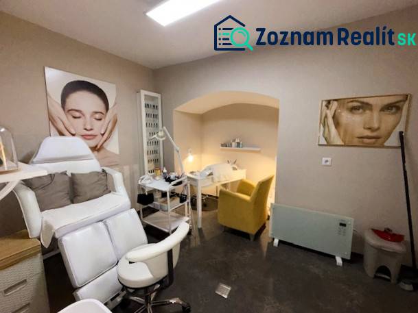 Üzlethelyiség székekkel és faldekorációval, fa dekorációjú padlóval.