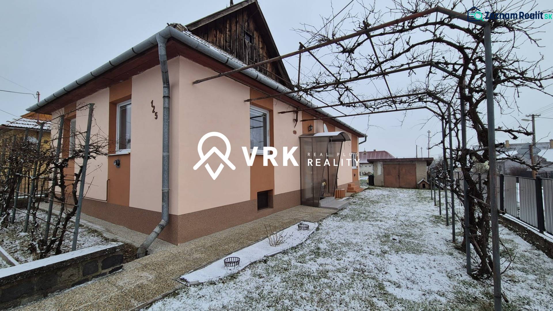 Családi ház az Új utcában, Nagy Ozorócban, csöves pavilonnal és havas kerttel.