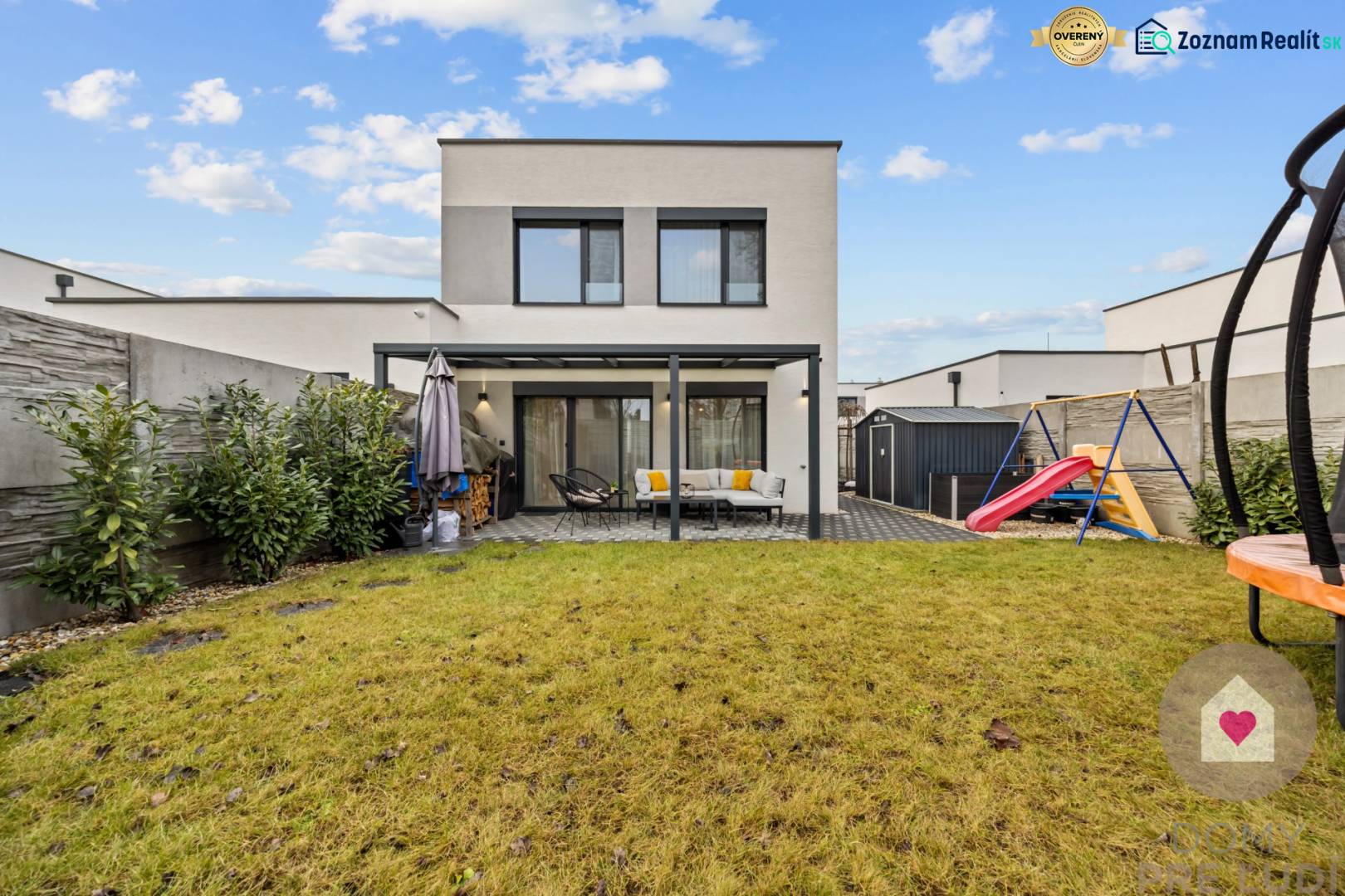 A Topoľová utcai 4 szobás lakás kertje Rovinkán gyeppel és játszótérrel.