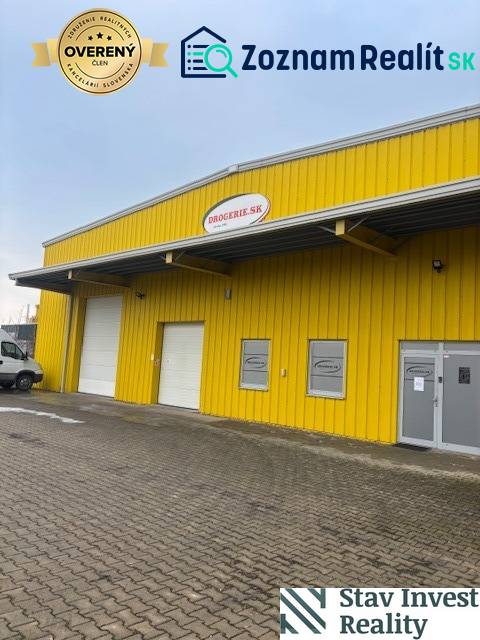 Sárga raktárépület és csarnok a Poľná úton, Szencen, bejárati kapukkal.