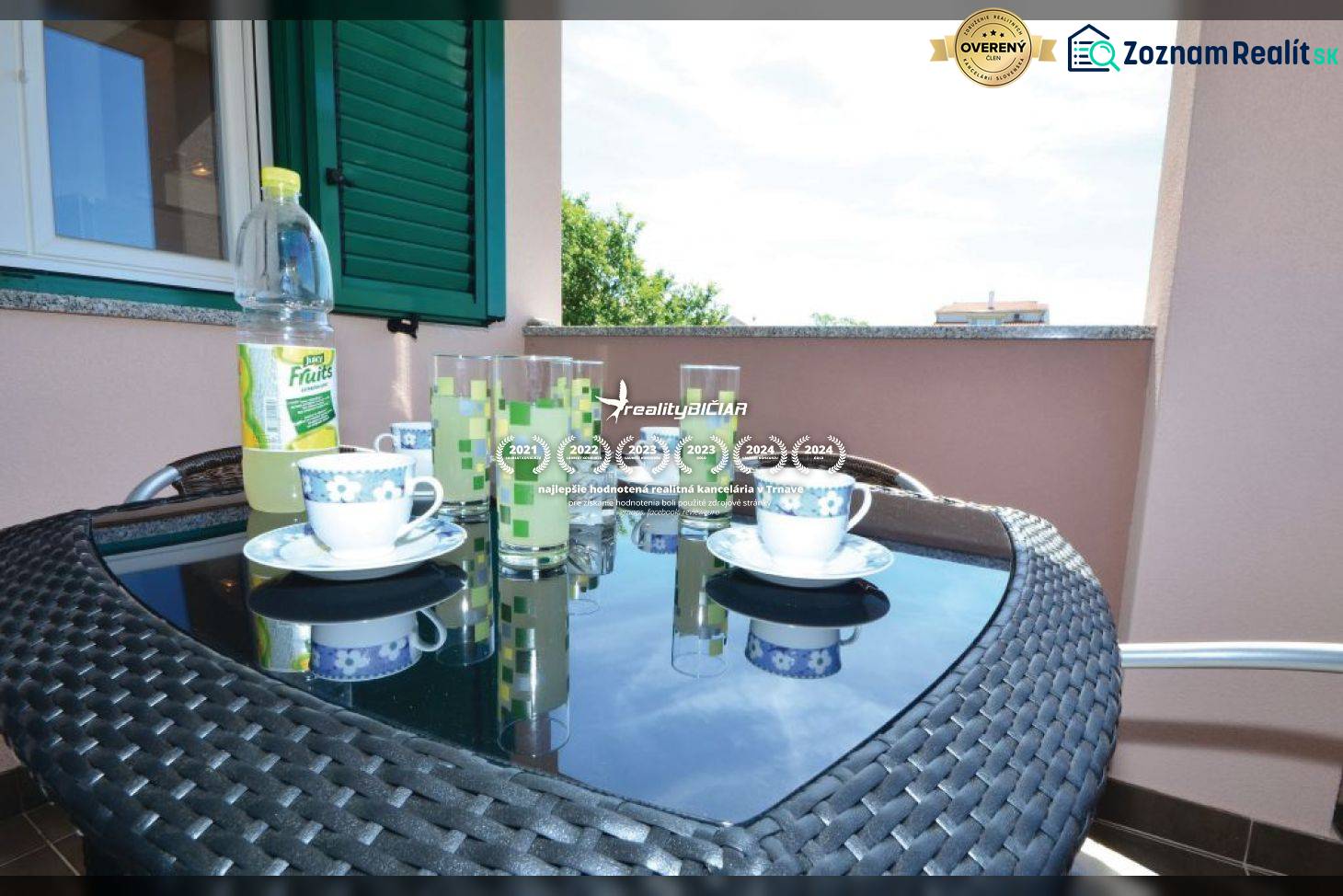 A 2 szobás lakás erkélye fonott asztallal, teáskészlettel és kilátással Privlakára.