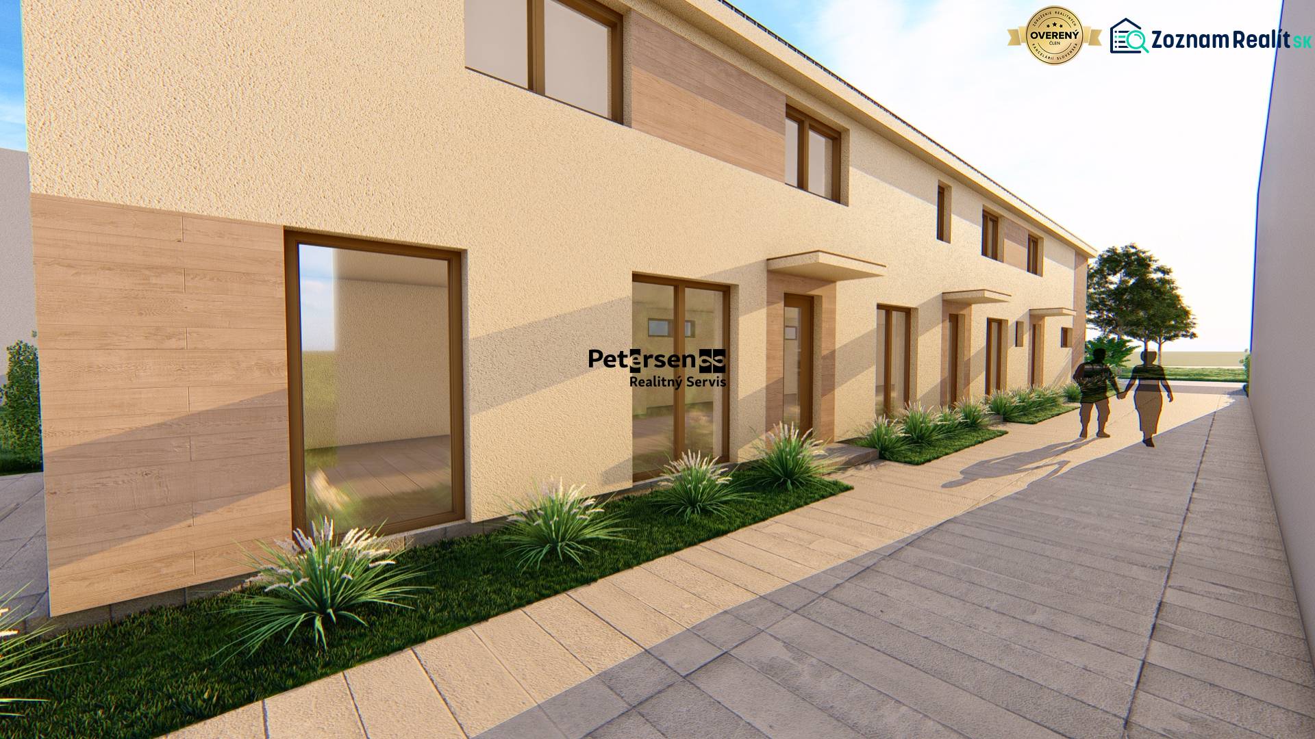 Az épület egyenes homlokzata magas ablakokkal és járdával a Litoměřická utcán, Topoľčiankyban.