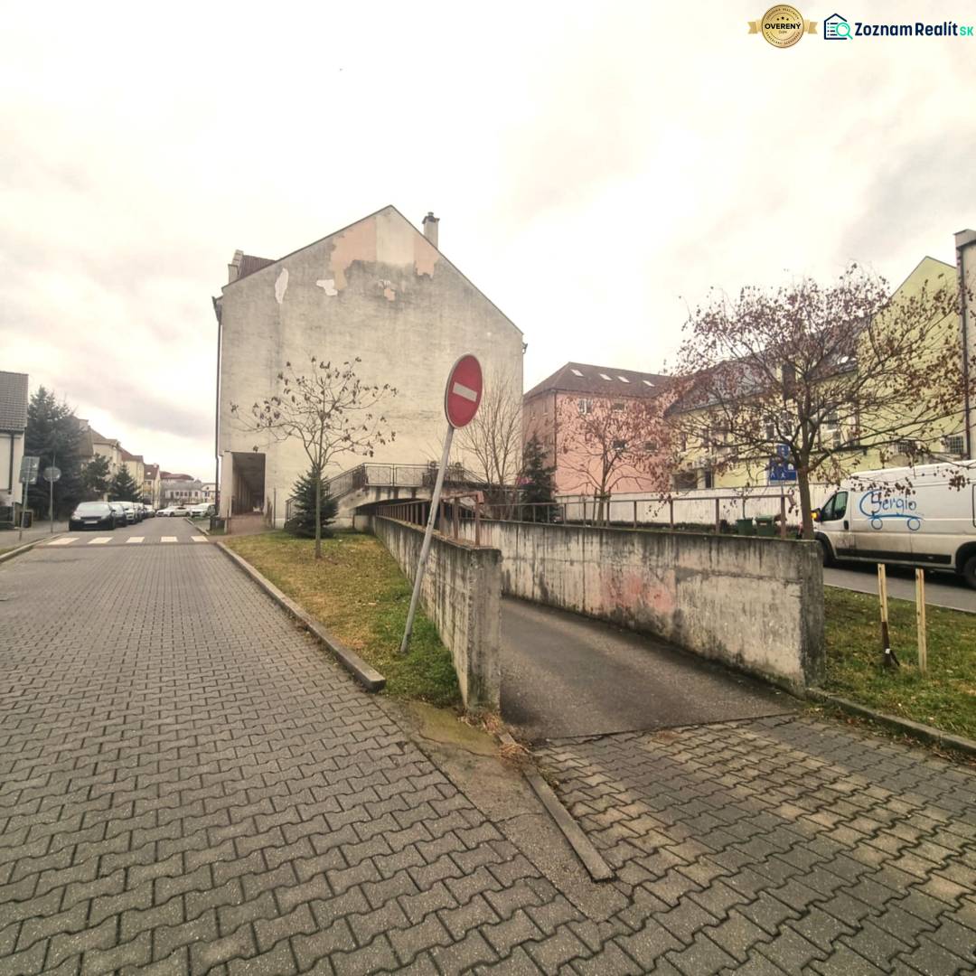 Malé námestie utca Malackákban, az előtérben garázsok behajtási tilalommal.