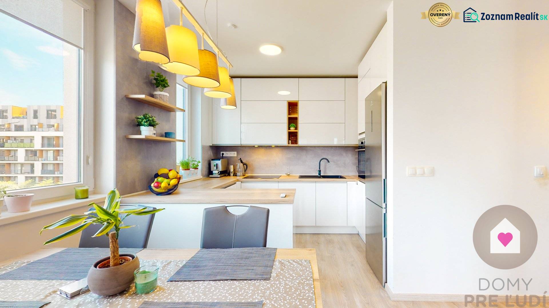 Konyha egy háromszobás lakásban, fa dekor padlóval, világítótestekkel és szobanövényekkel.