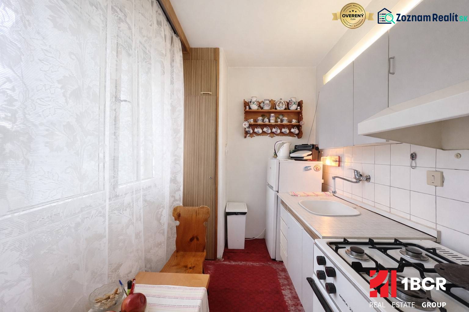 Hangulatos konyha gáztűzhellyel és rusztikus dekorációval egy egyszobás lakásban.