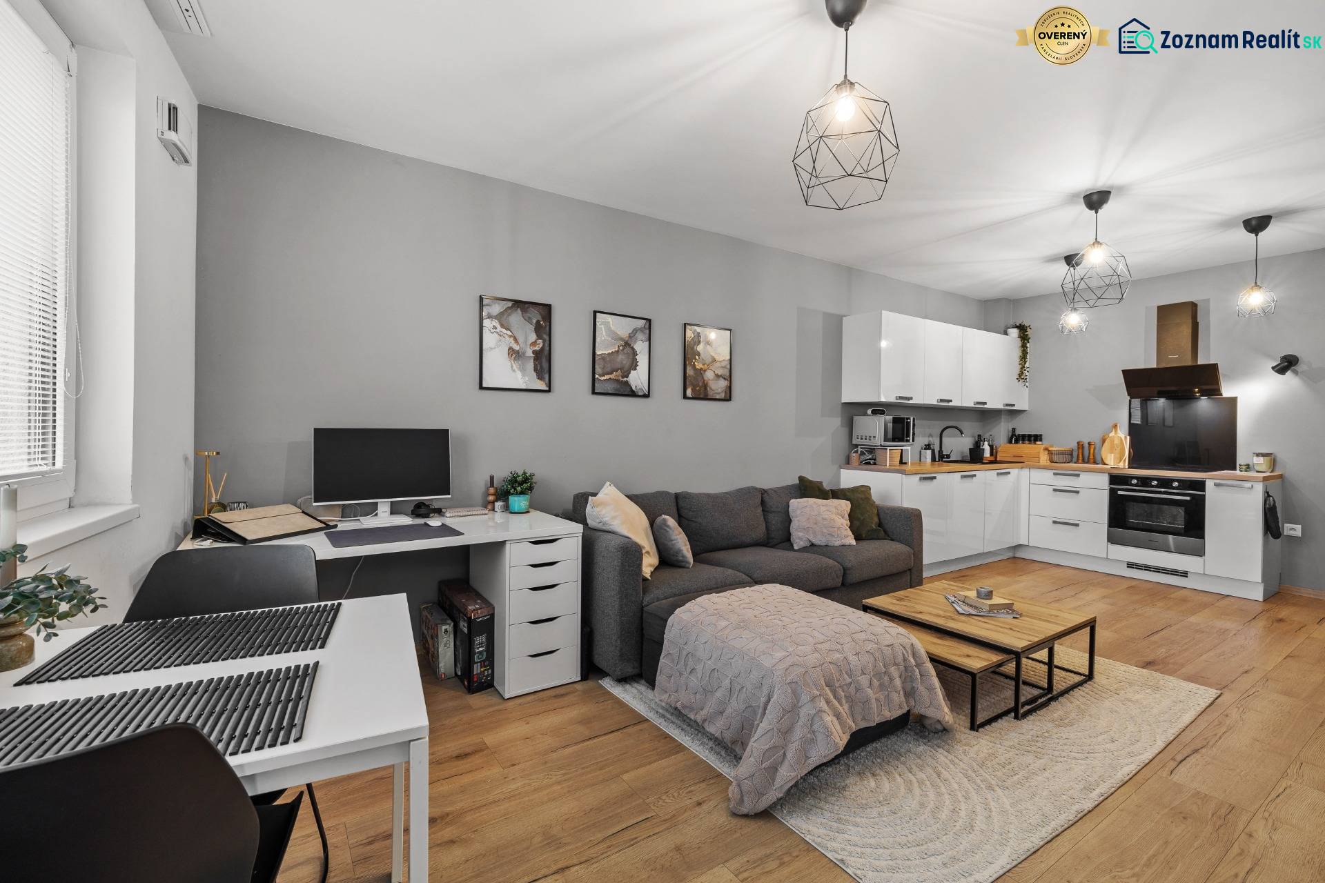 Nappali egy kétszobás lakásban konyhával, kinyitható kanapéval és fa dekorációjú padlóval.