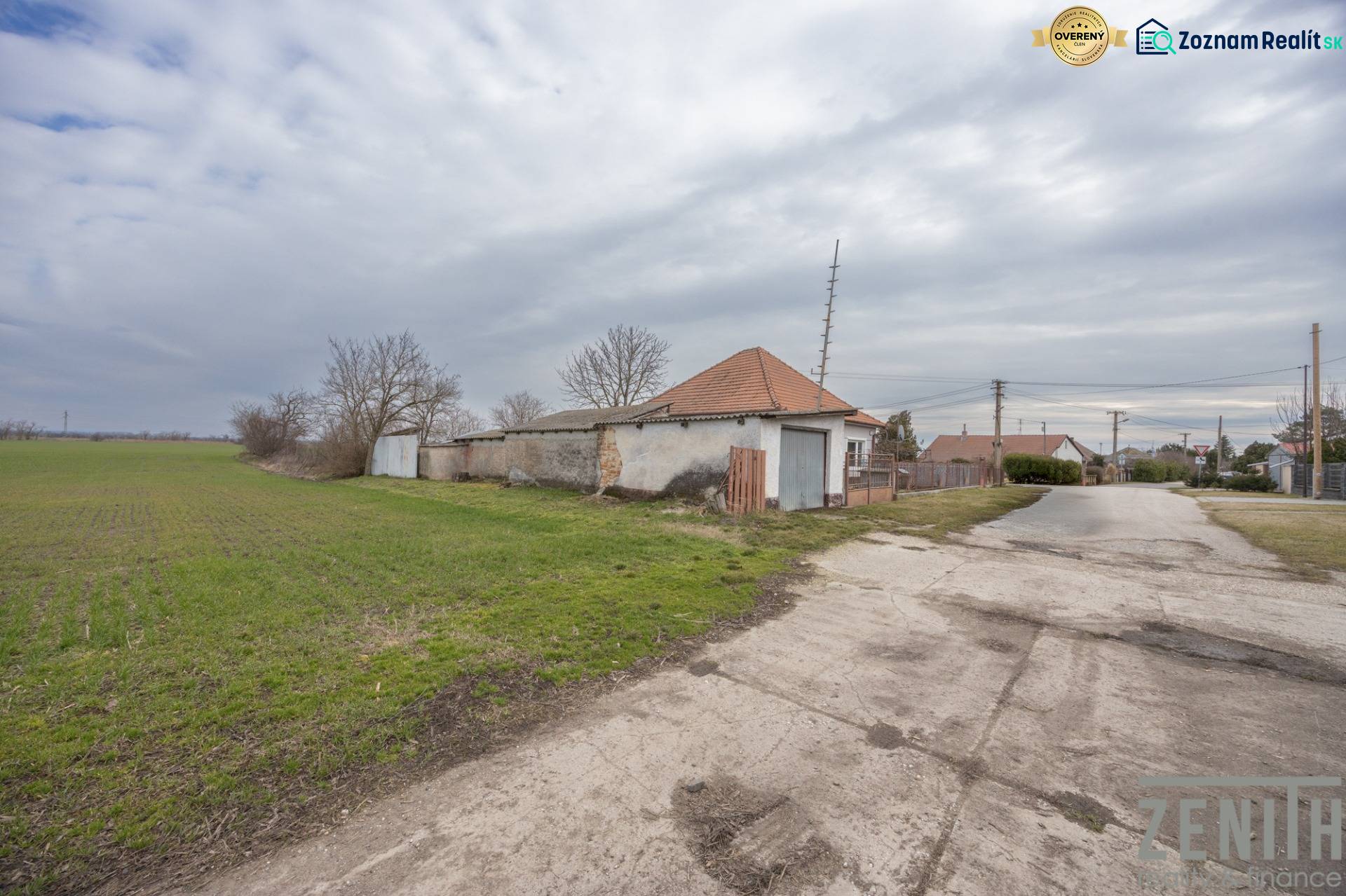 Régebbi ház a Jatov utcában, Jatovban, szomszédos telekkel, amely lakhatásra alkalmas.