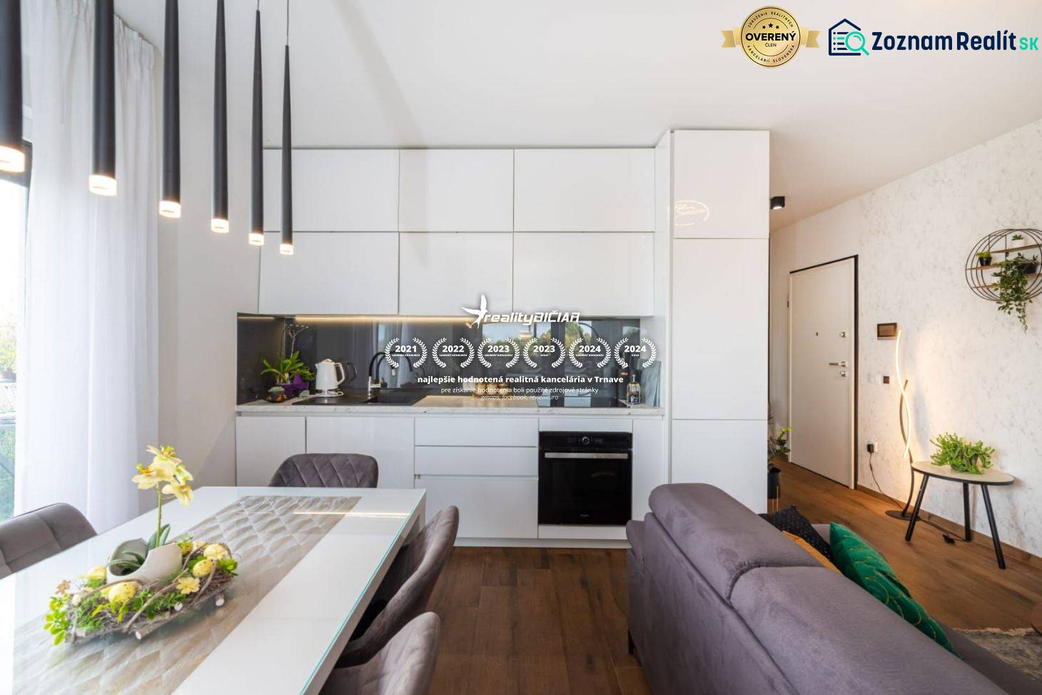 Modern konyha üdülő apartmanban, fa dekoros padlóval és étkezőasztallal.