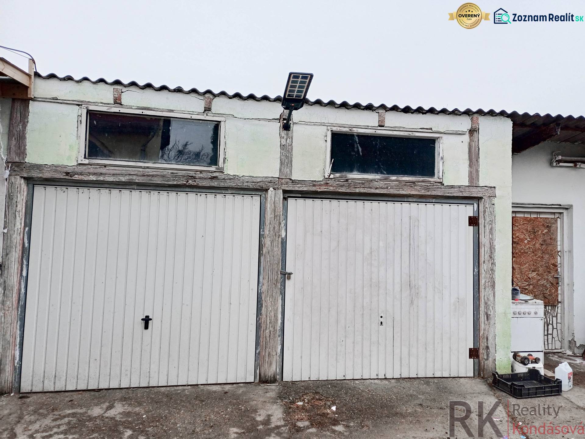 Garázs két redőnykapuval és napelemmel egy családi ház mellett Vizsolyban.