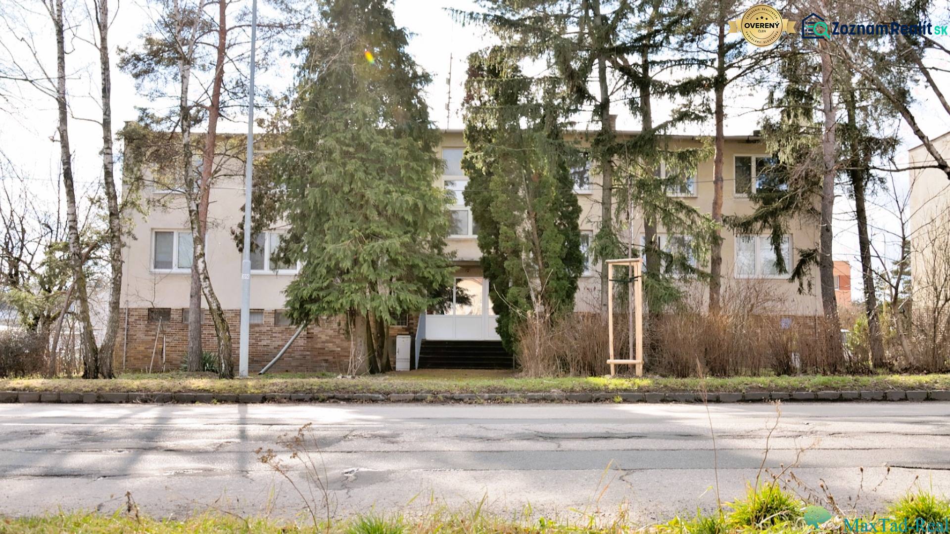 Épület fákkal a Hviezdoslavova utcán, Michalovciban, 4 szobás lakásra alkalmas.