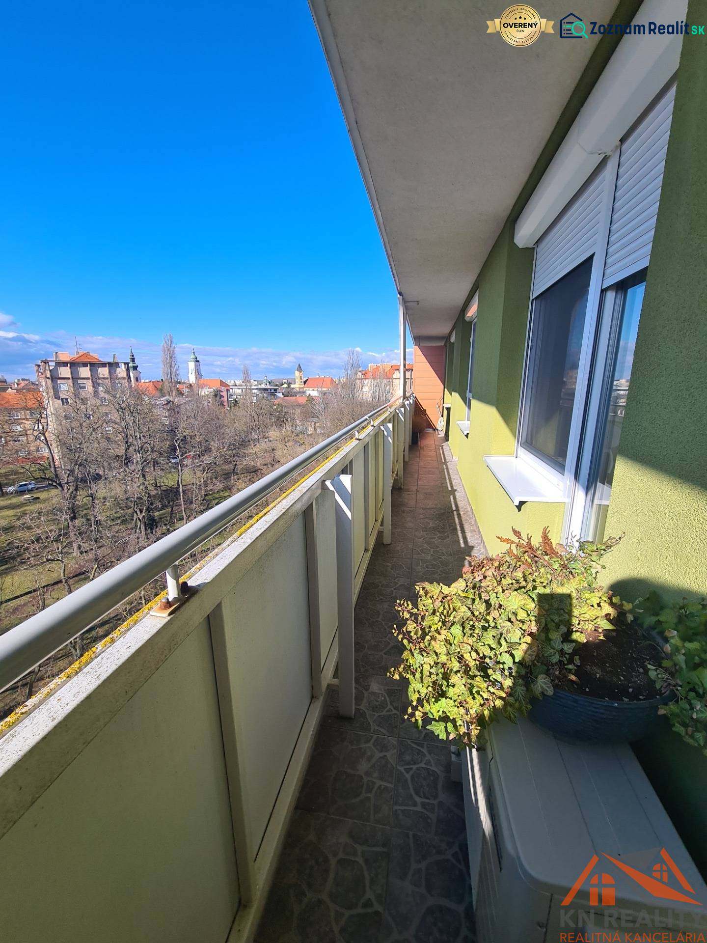 A komáromi 2 szobás lakás erkélye városra néző kilátással.