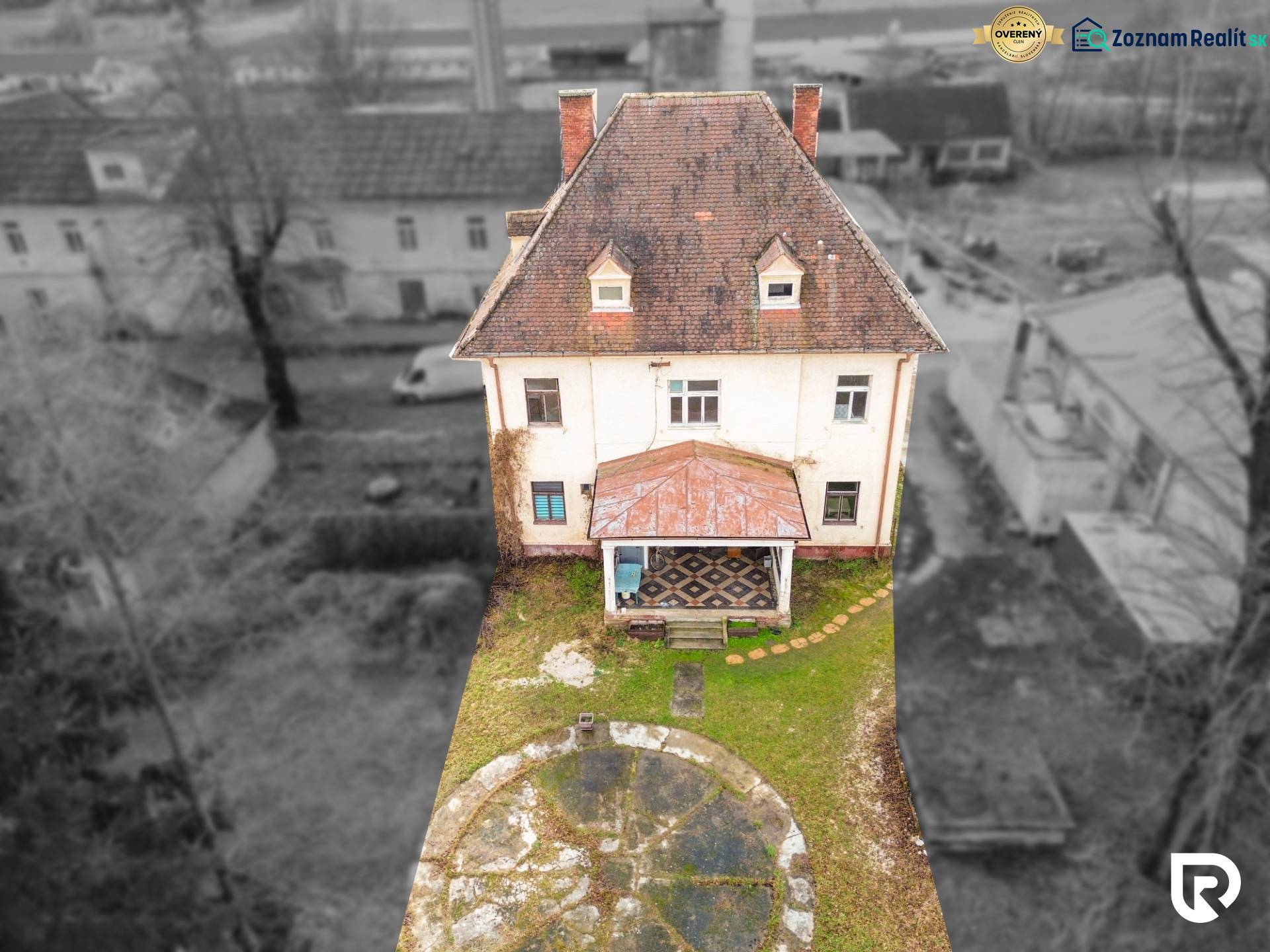 Családi ház a Bobot utcában, Boboton, hagyományos tetővel és kerttel.