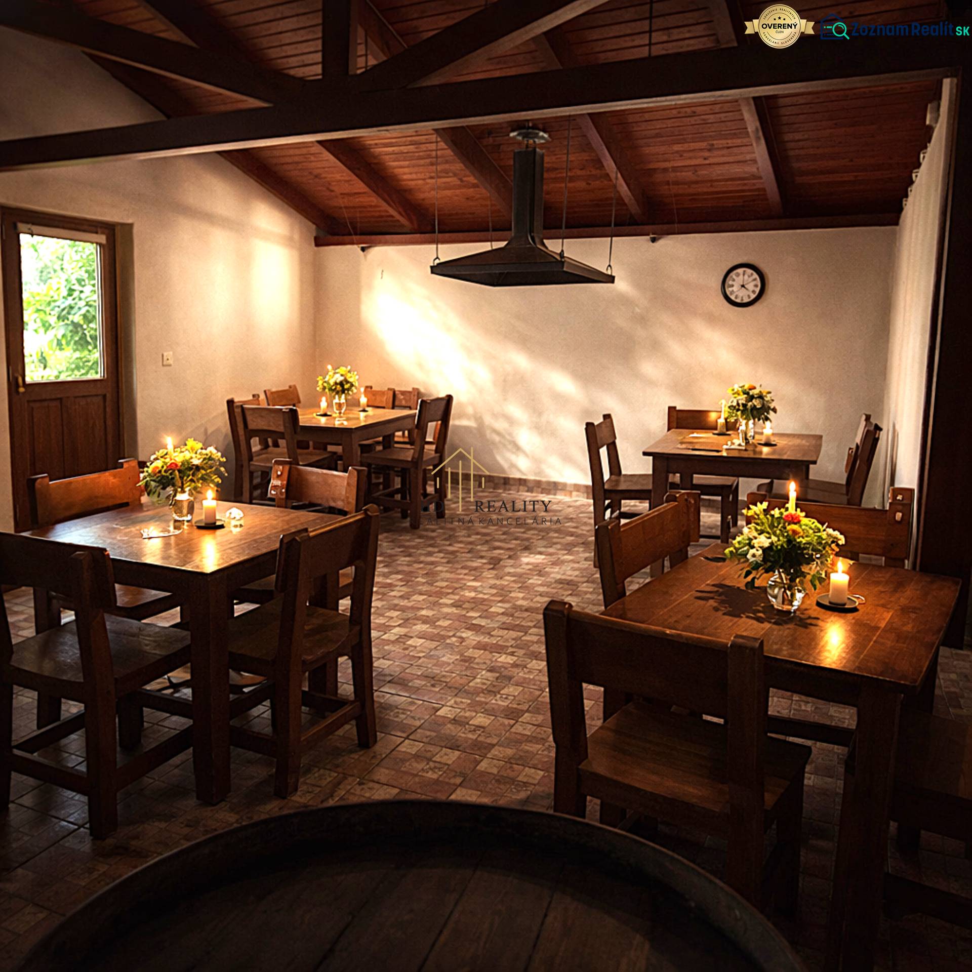 Gasztronómiai terek faasztalokkal és virágokkal, gyertyák a padlón fa dekorációval.