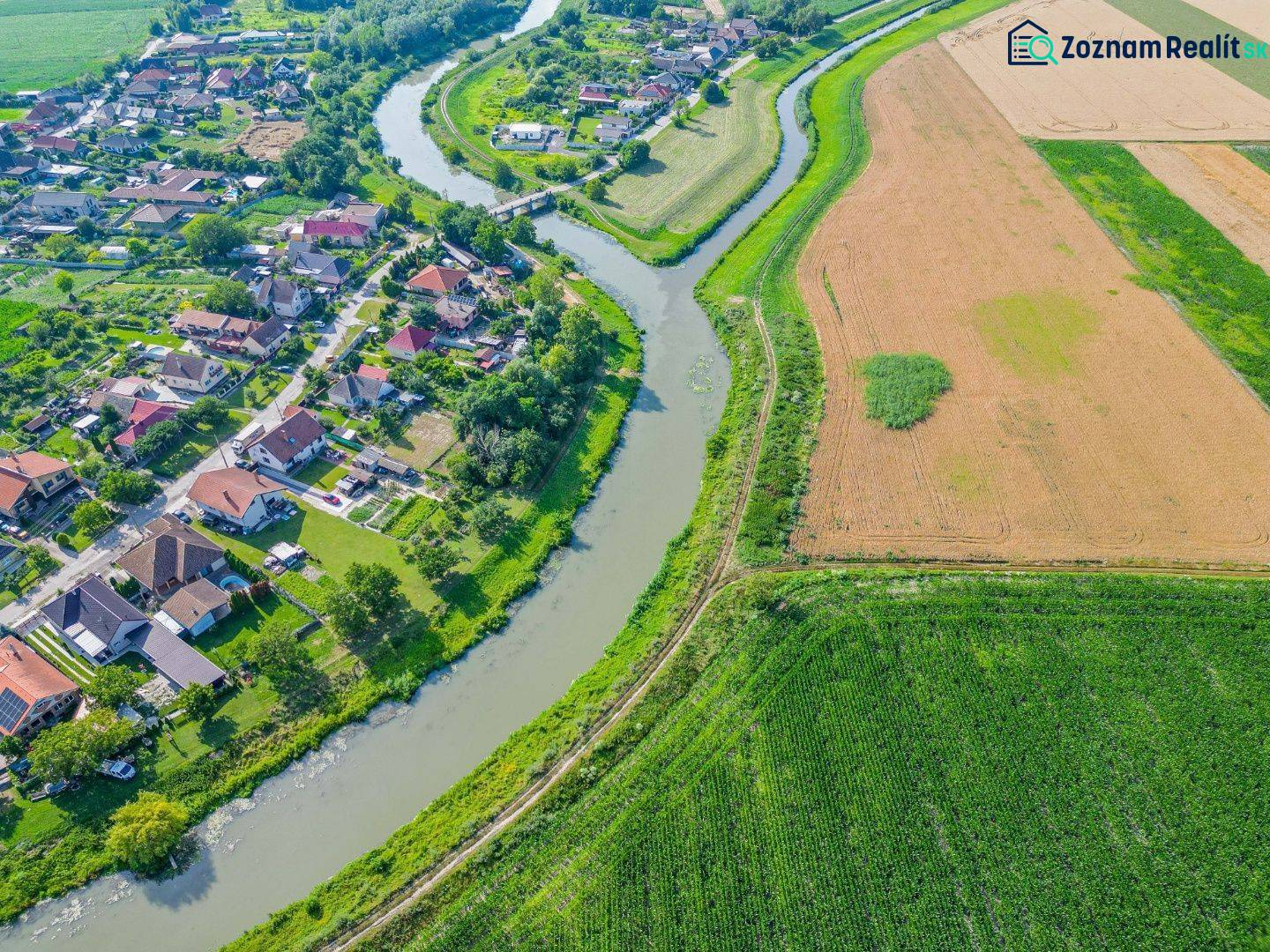 Folyó, amely a Feketevíz mezőgazdasági és erdészeti területei mellett folyik, a falu mellett.