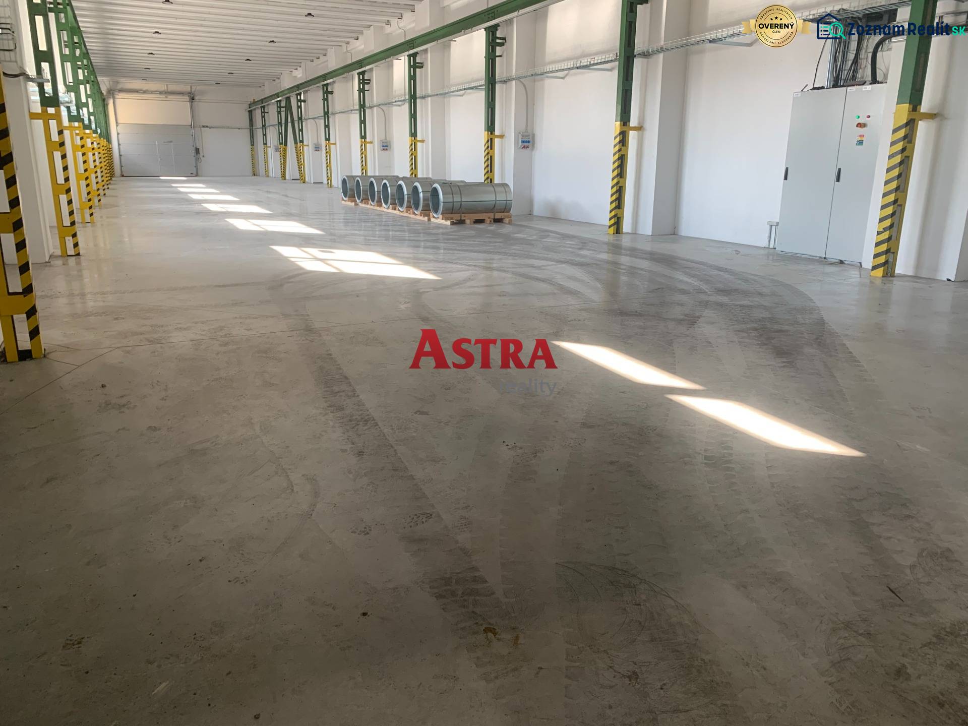 Tágas belső tér raktárhelyiségekkel és acélhordókkal, raktárak és csarnokok.