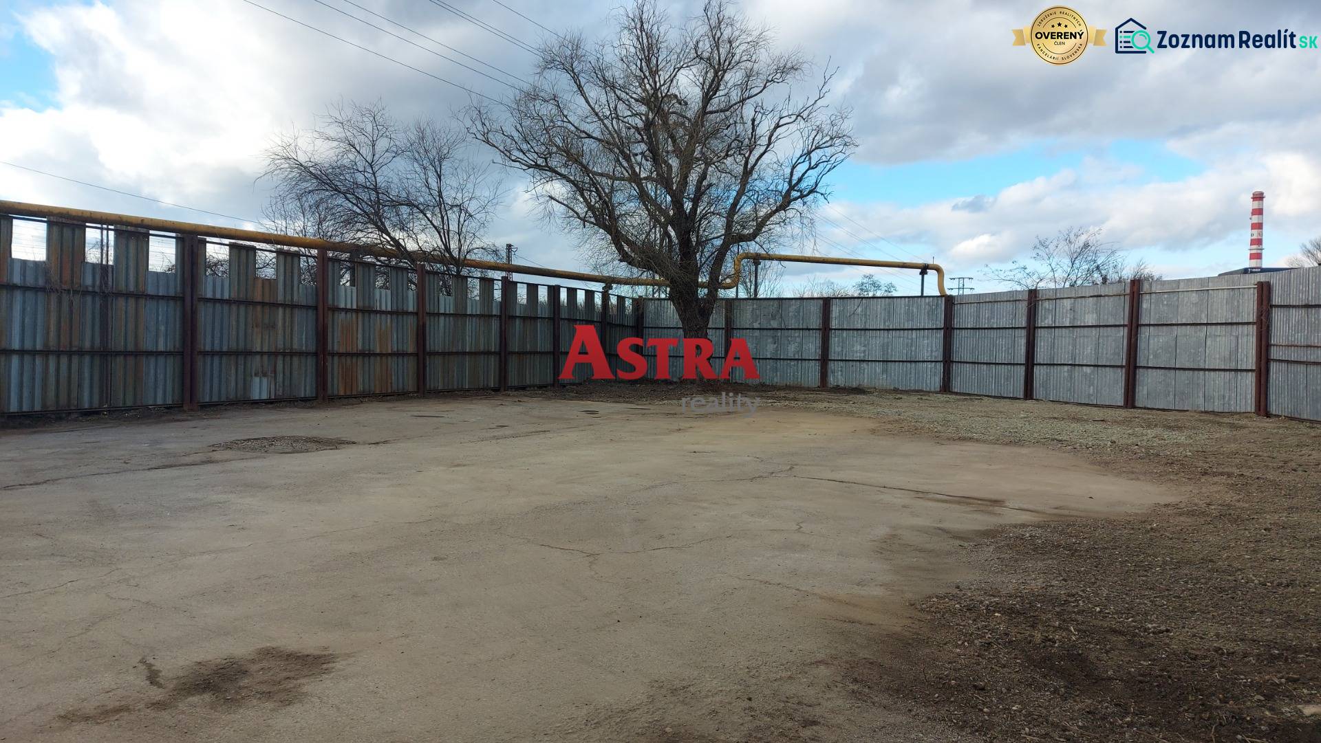 Kereskedelmi telkek Kassán - Dél városrészben kerítéssel és fákkal.