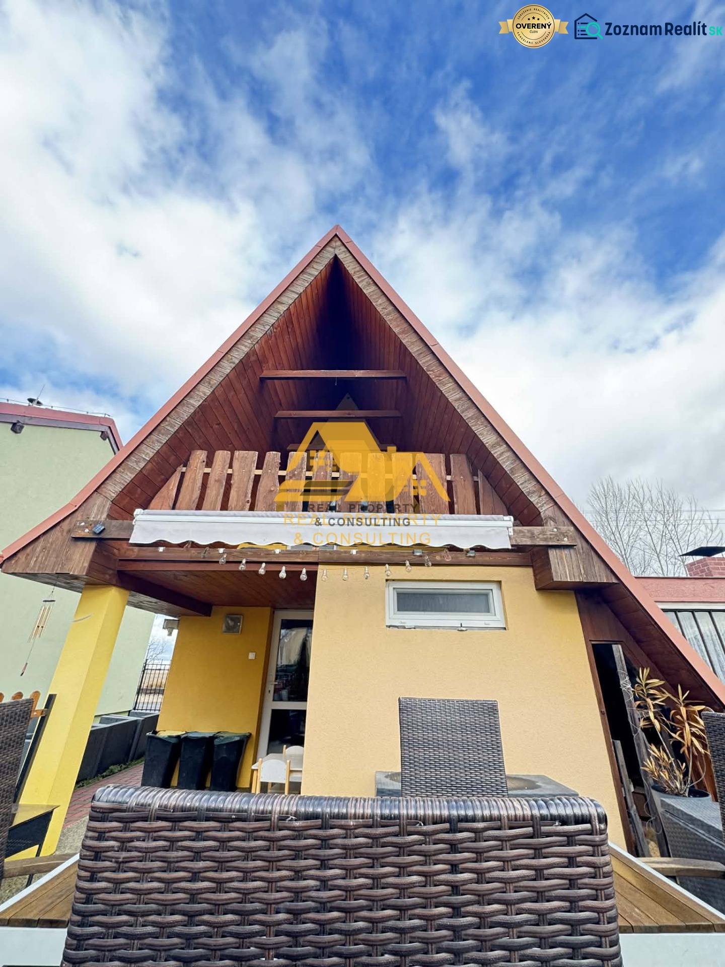 Faház terasszal Érsekújváron a kék ég alatt.