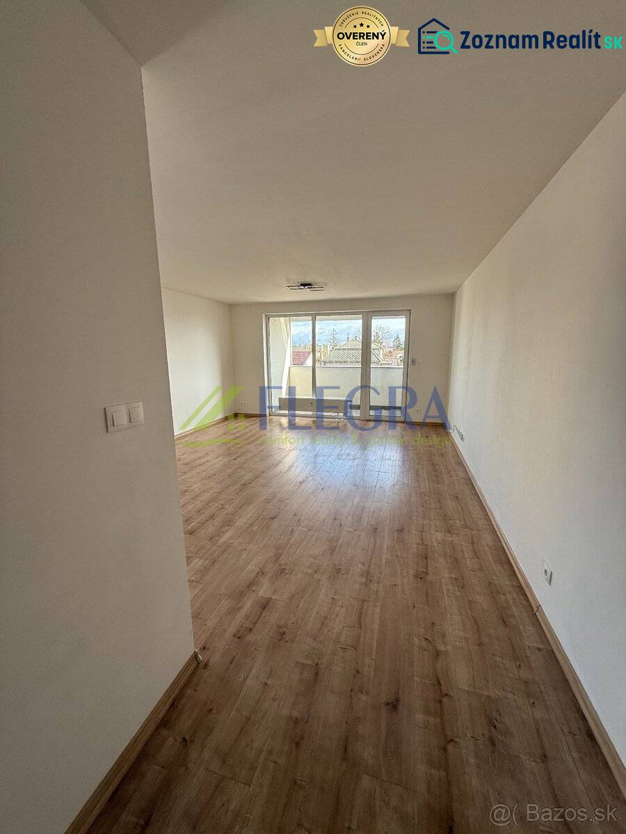 Világos nappali fa mintázatú padlóval egy kétszobás lakásban.