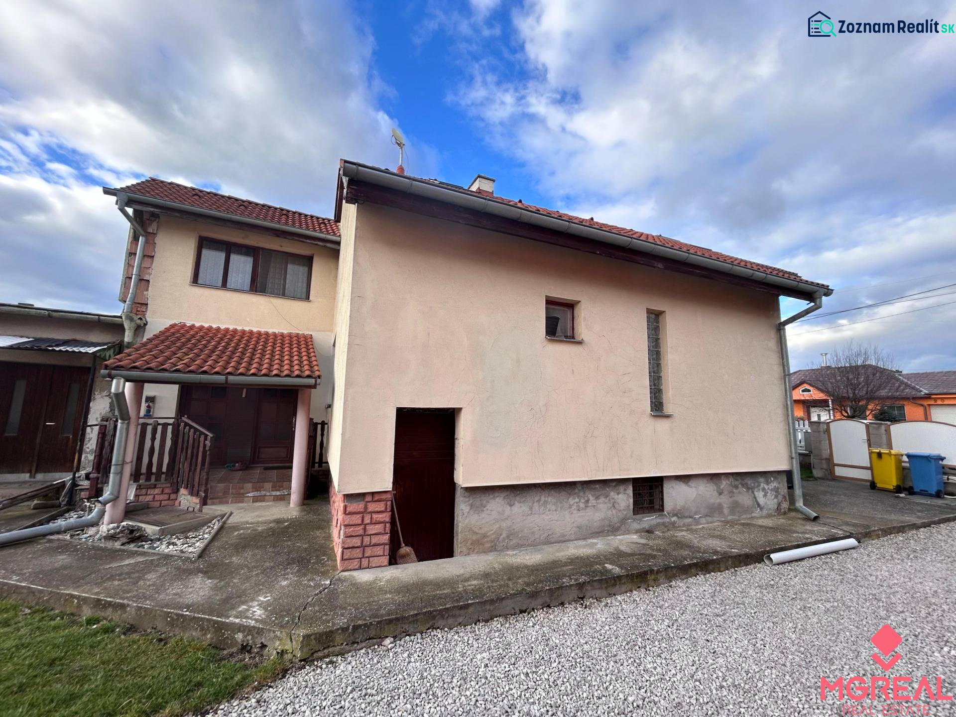 Családi ház Zbehyben ferde tetővel és garázs melletti járdával.