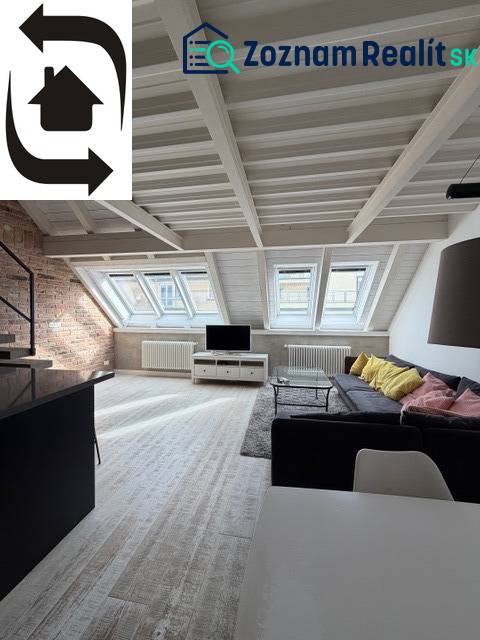 Tetőtéri nappali tetőablakokkal, fa dekor padlóval, 4 szobás lakás.