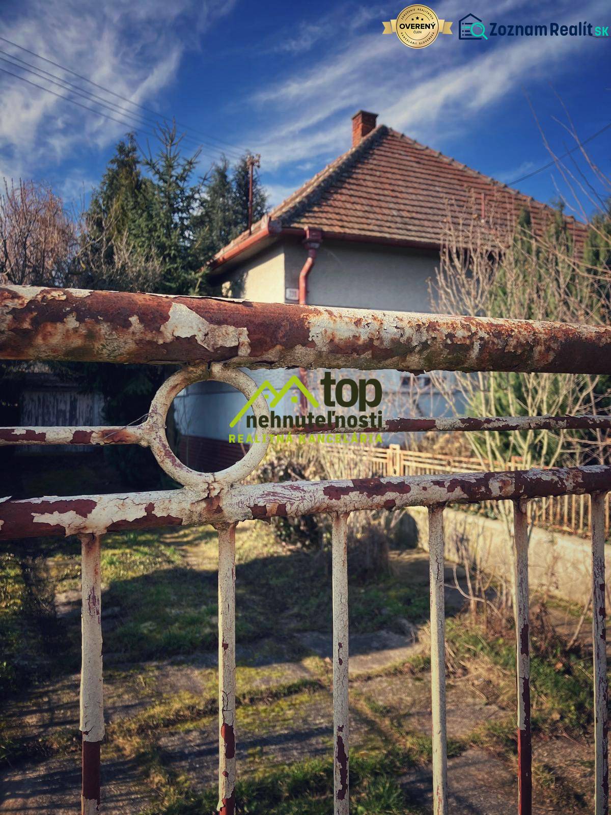 Családi ház Felsőkelebányán, kerítés patinás hangulattal és kert.