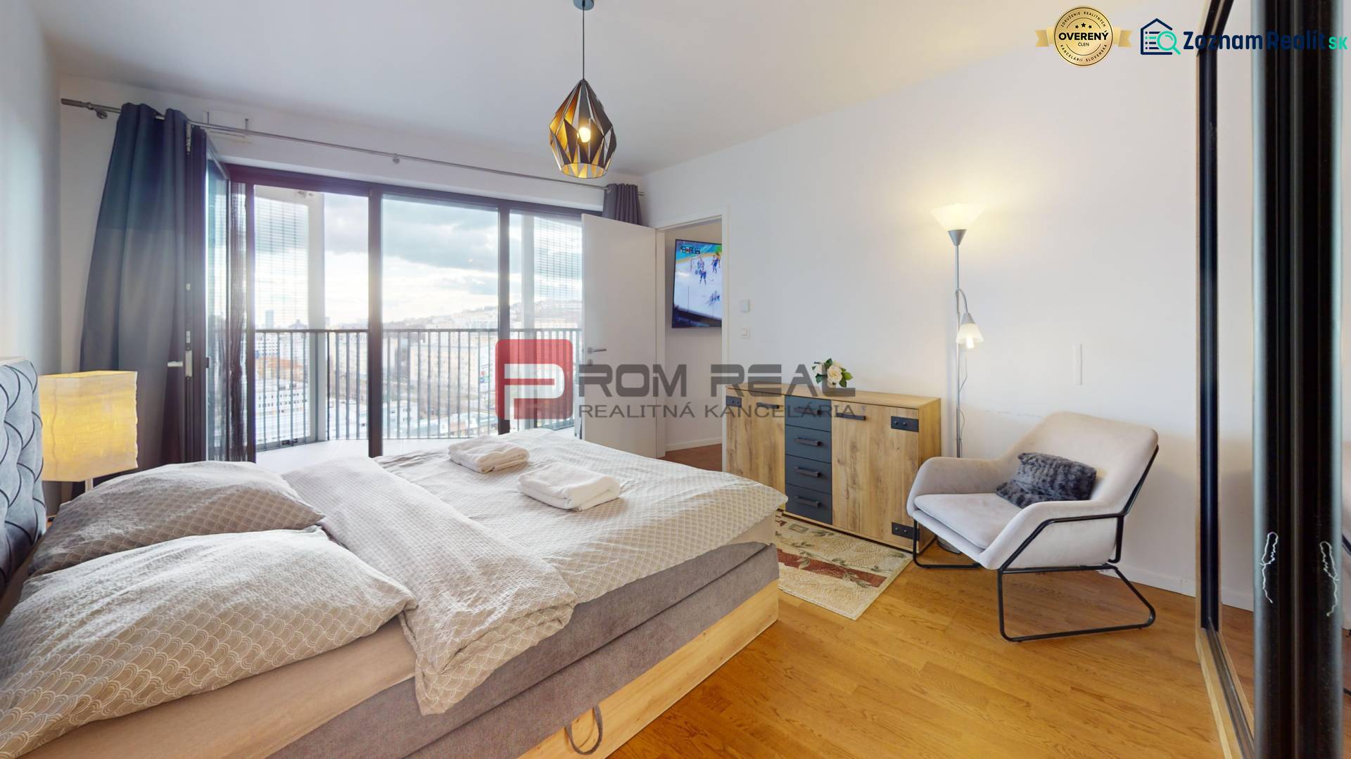 Hálószoba nagy ággyal, székkel és szekrénnyel, fa dekoros padlóval.