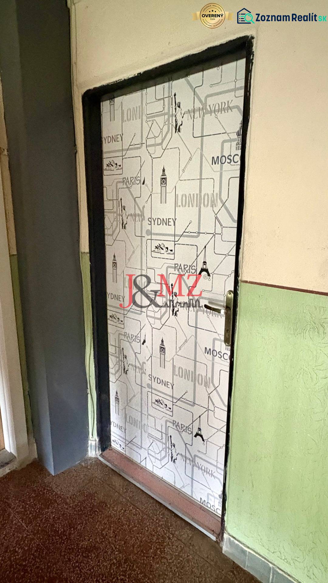 Városi motívval borított ajtók, fa dekorációjú padló, élénkzöld színű fal.