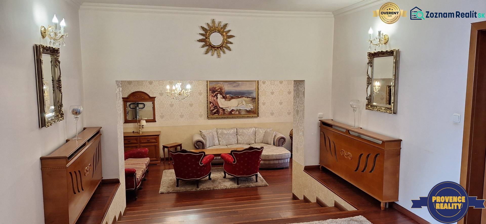 Luxusos családi ház belső tér fa dekorációval, kanapéval és műalkotásokkal a falakon.