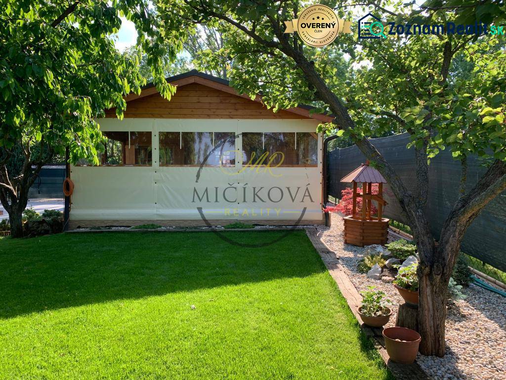 Kertek Alsókrškán, Nyitra, gyep, pavilon és fák.