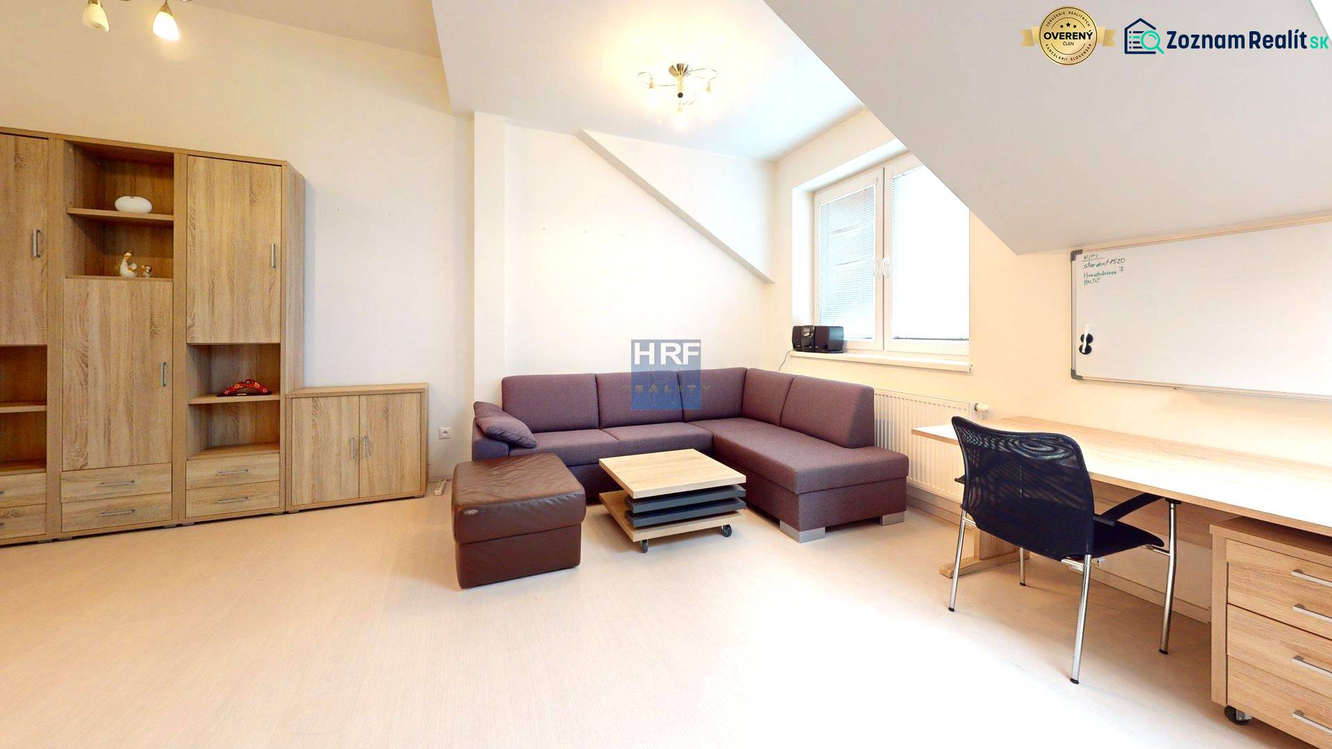 Irodák kanapéval, asztallal és szekrénnyel, fa dekorációjú padlóval.