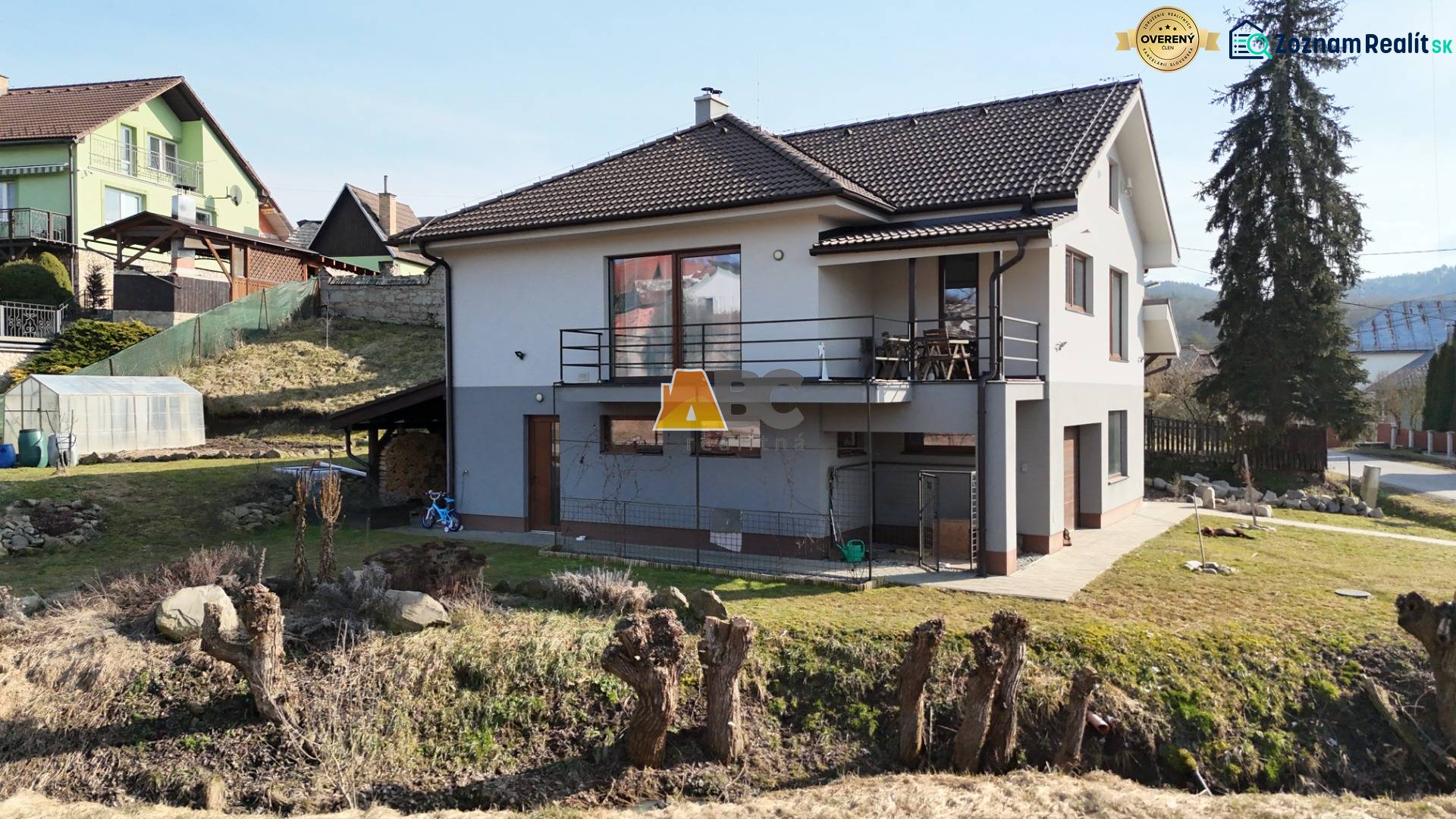 Családi ház Lukavica Lipova utcájában, terasszal és nagy kerttel.