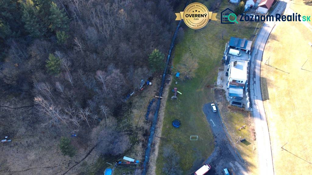 Rekreációs területek Župkovban épületekkel, fákkal és úttal.