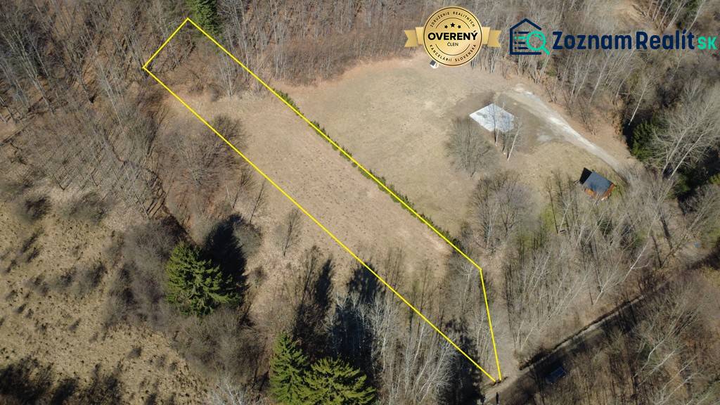 Rekreációs telkek Kľakban sárga határolással és környező erdős növényzettel.
