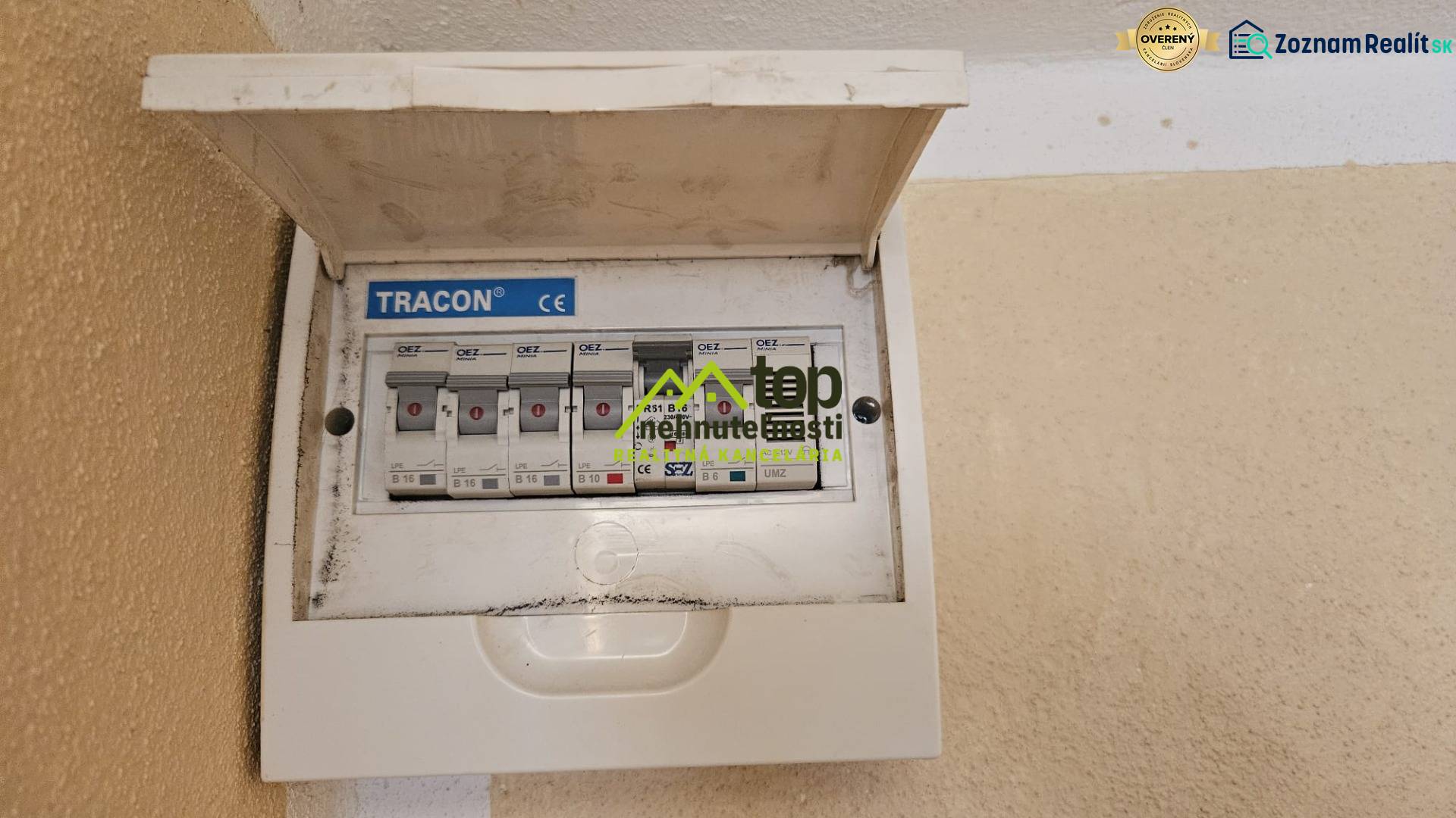 Elektromos elosztószekrény biztosítékokkal a garzonlakásban, falra szerelve fedéllel.