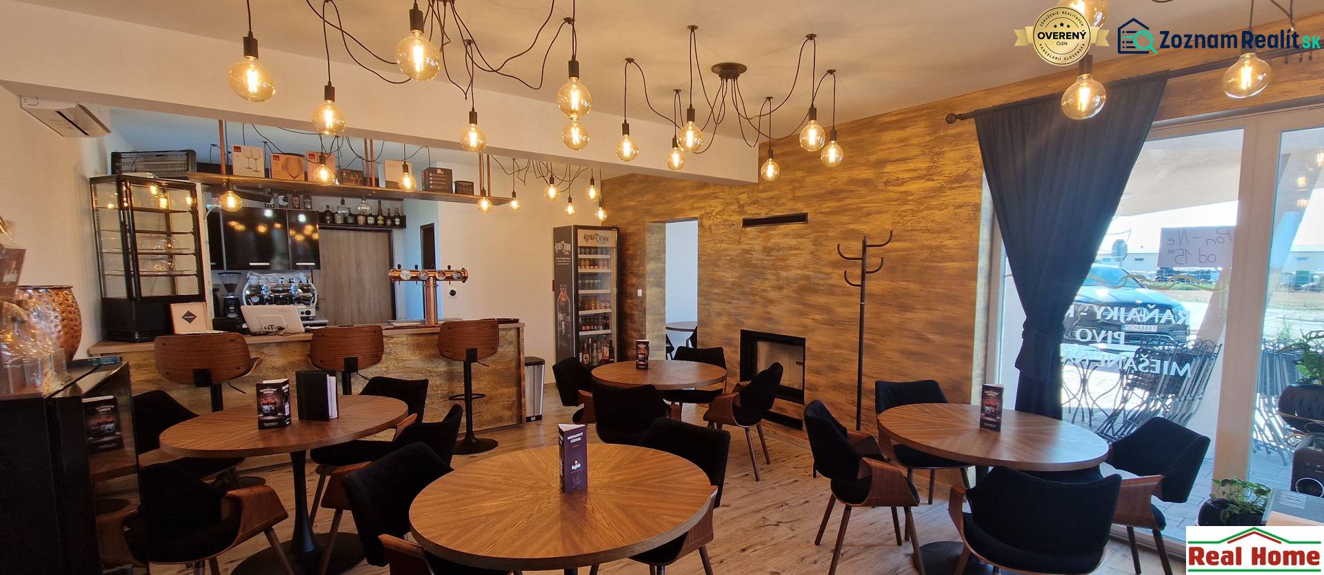 Gasztró terek függő lámpákkal, fa dekorációval és hangulatos ülőhelyekkel.