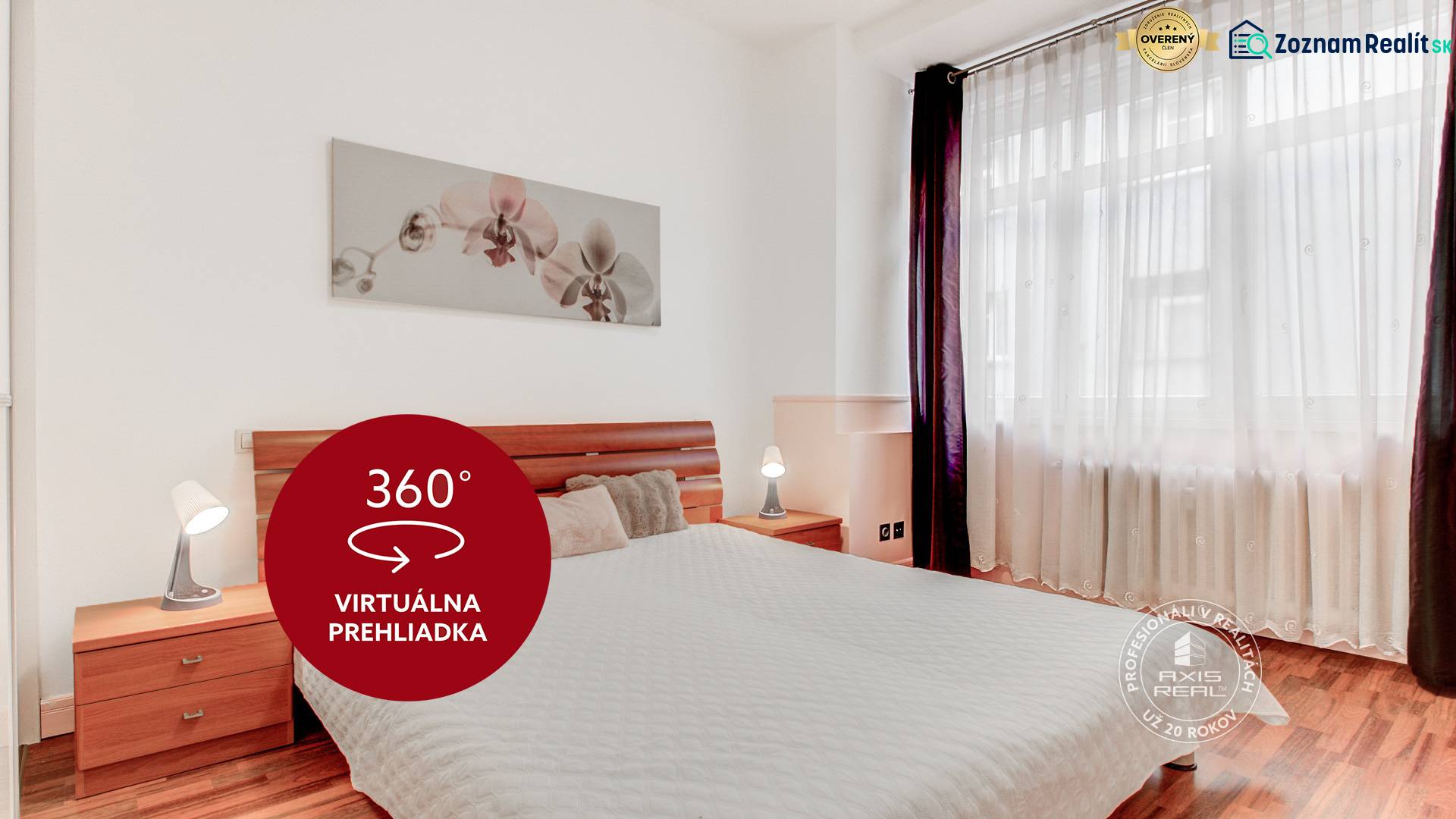 Hálószoba egy 4 szobás lakásban fa dekor padlóval és nagy ablakkal.