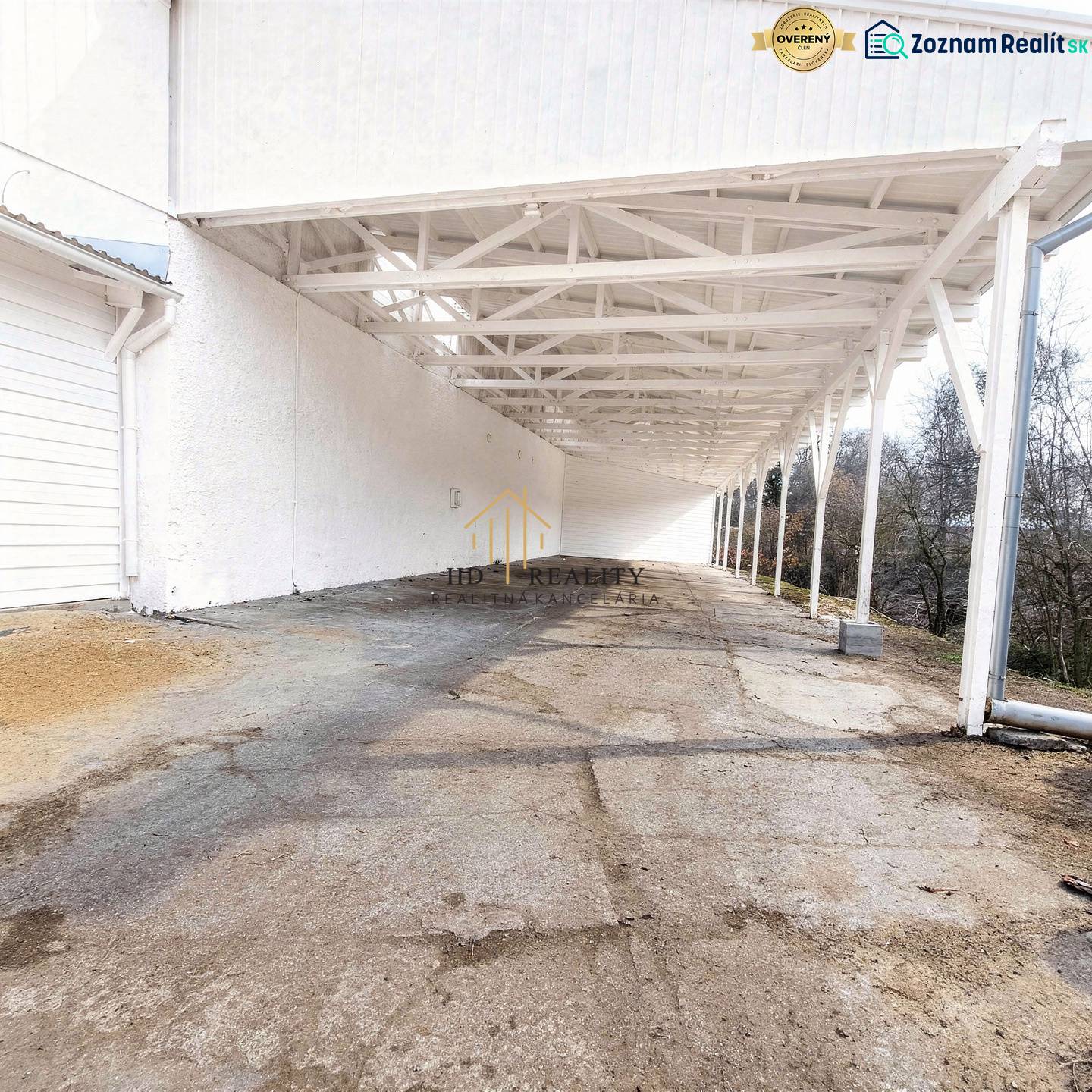 A nagykeresztúri gyártóhelyiségek külső része betonpadlóval és fehér falakkal.