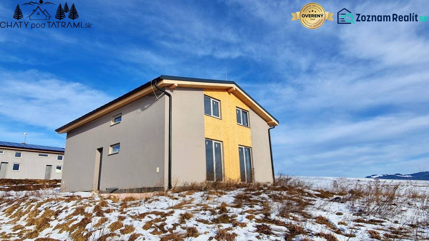 Ház Dolná Lehota-ban fa dekorációval, havas telek és felhős égbolt.