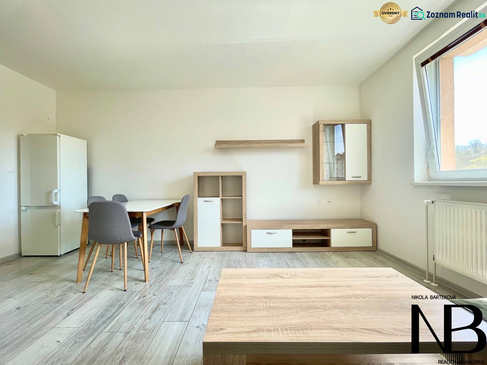 Nappali tér asztallal és bútorokkal egy kétszobás lakásban a Východná utcán.