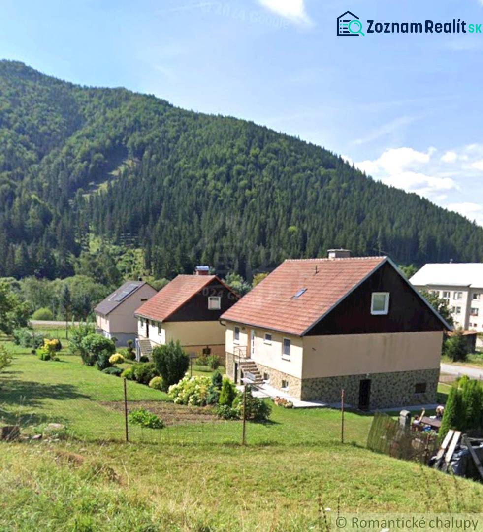 Családi házak Liptovské Revúcéban hegyi tájjal és kertekkel.