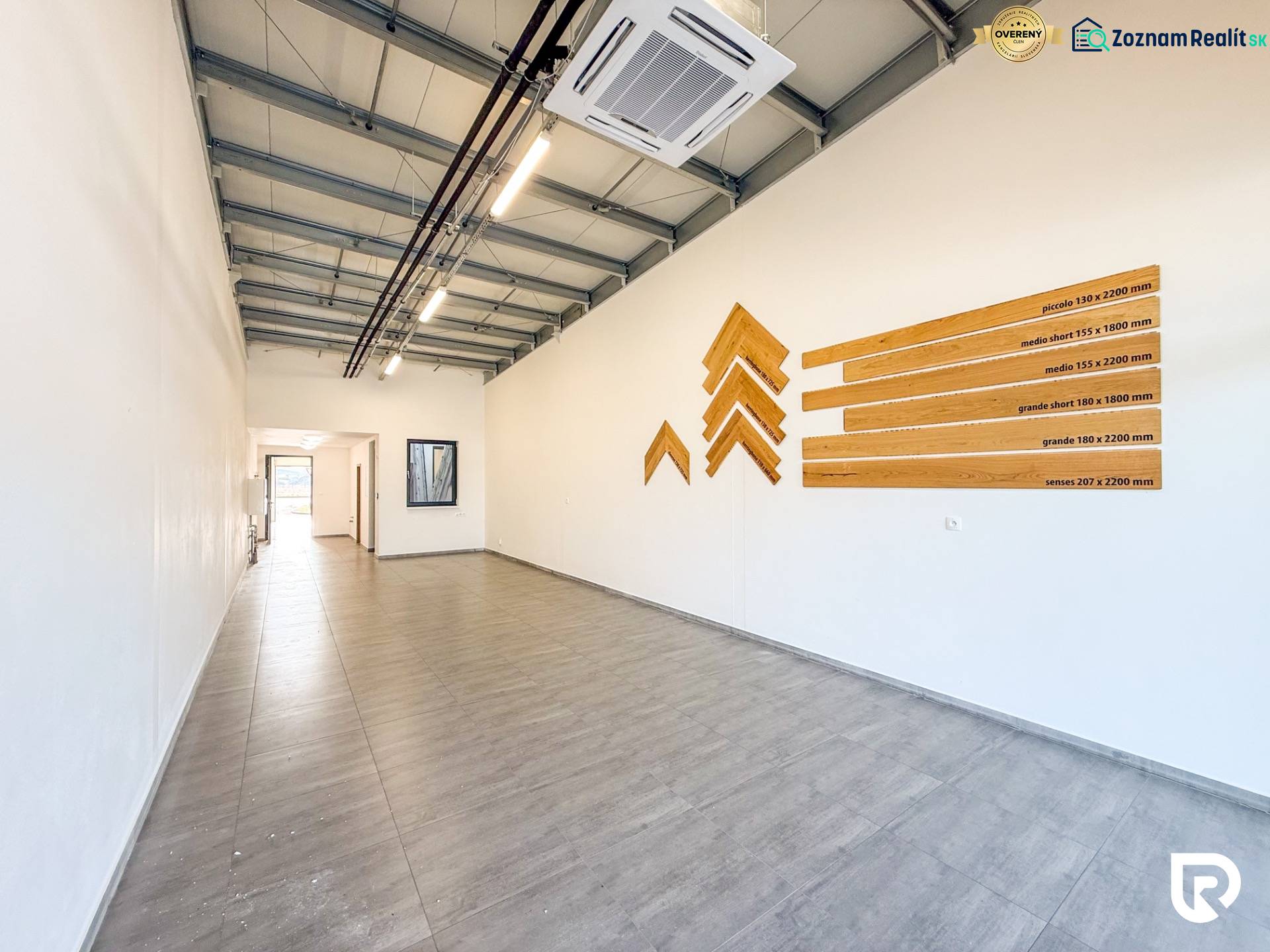 Kereskedelmi helyiségek fa mintázatú padlóval és faldekorációval.