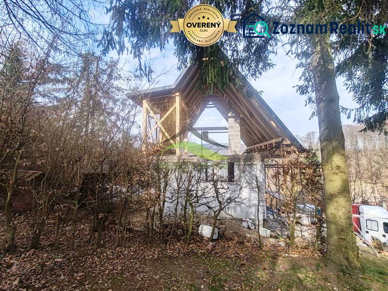 A Holčíkovce-i Nyúlvölgyben található ház építése, erdő és zöldövezet ölelésében.